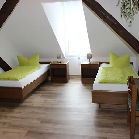 Und Frankenthal - Garni Pensión 3*