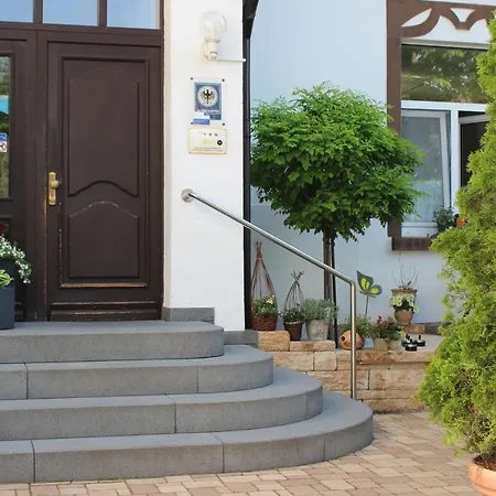 Und Frankenthal - Garni Pensión 3*